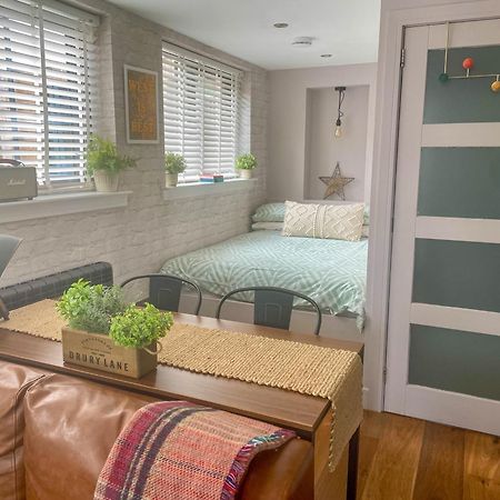 Stylish, Central Studio With Kitchen & Large Deck Fort William Exterior photo