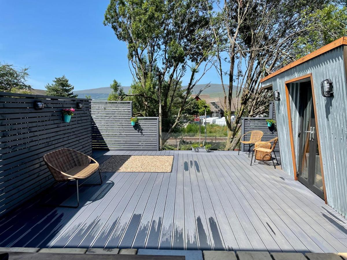 Stylish, Central Studio With Kitchen & Large Deck Fort William Exterior photo