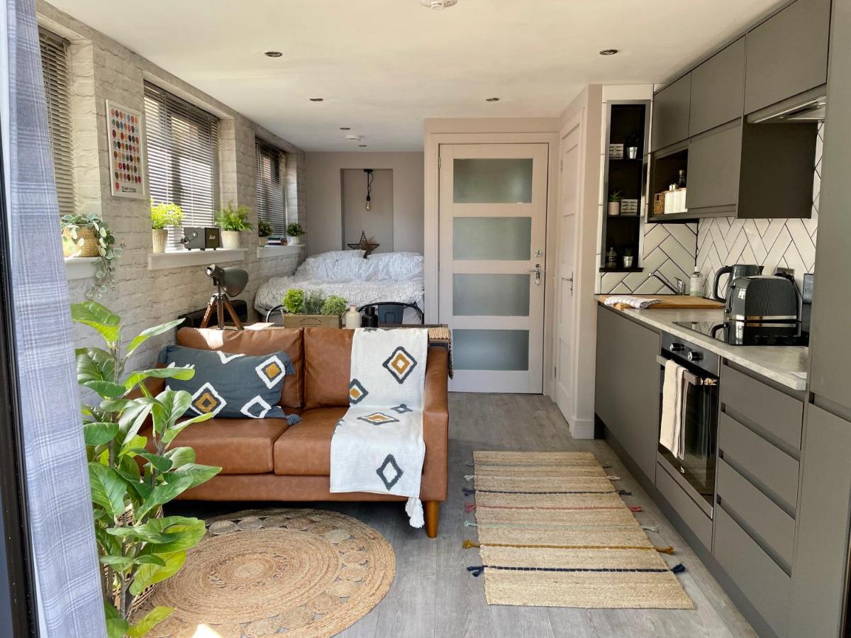 Stylish, Central Studio With Kitchen & Large Deck Fort William Exterior photo