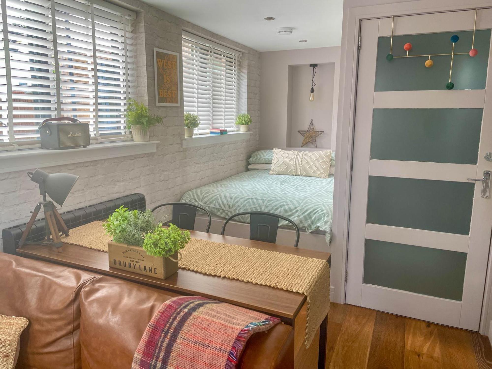 Stylish, Central Studio With Kitchen & Large Deck Fort William Exterior photo
